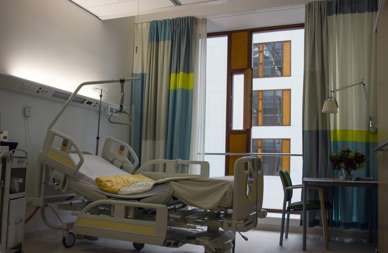 Racibórz: 18-latek z podejrzeniem koronawirusa wyskoczył z okna. Tragedia wydarzyła się w szpitalu. Młody mężczyzna zginął na miejscu