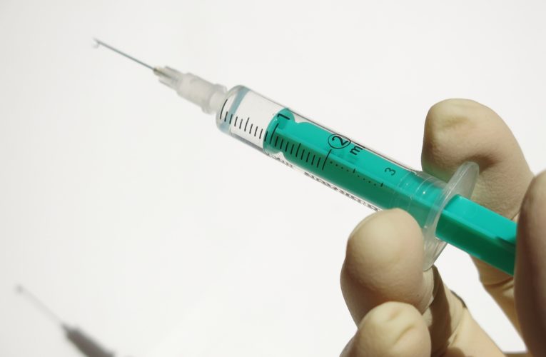 Koncern farmaceutyczny AstraZeneca podpisał z czterema państwami umowę na dostawę szczepionki przeciwko koronawirusowi.