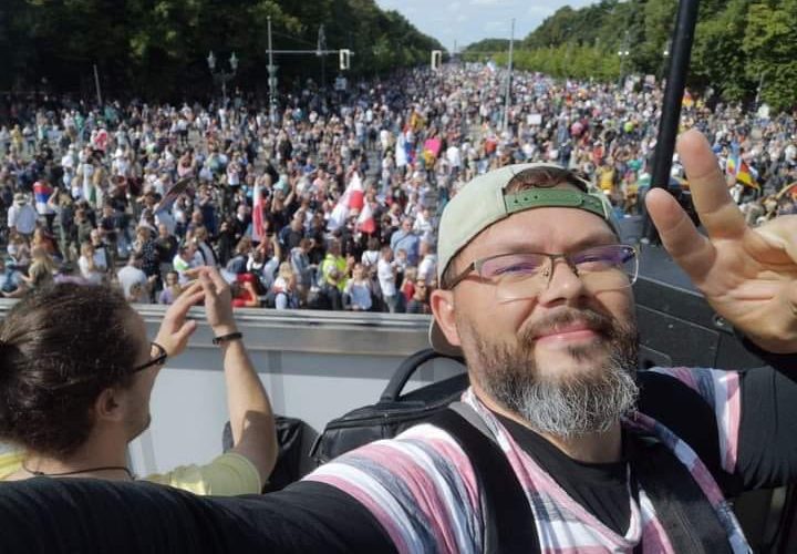 PROTESTY W BERLINIE: Ludzie pokazują siłę. Pierwszy raz w historii proklamowana za wszelką cenę demokracja ma szanse zatryumfować!