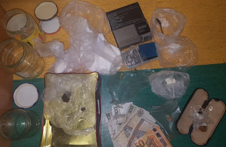 Warszawa: Zamiast przetworów, miał w słoikach kokainę i mefedron