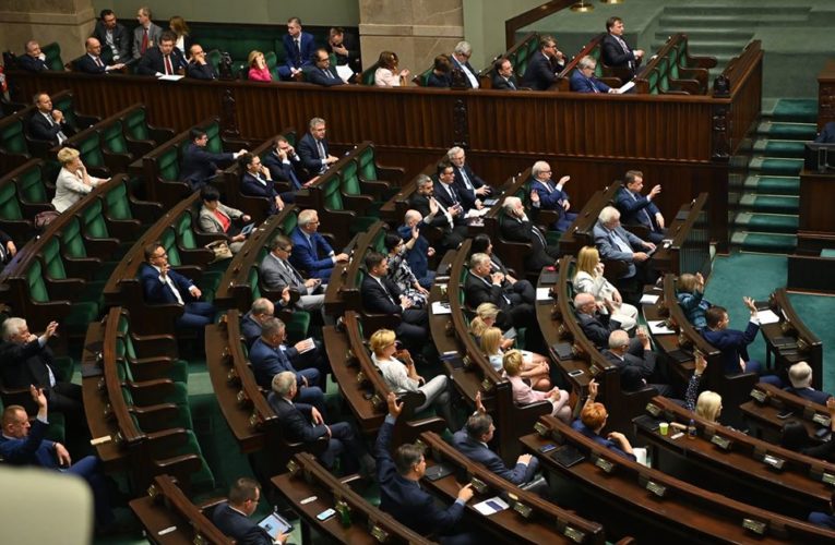 Podwyżki dla parlamentarzystów i samorządowców. Ustawa przyjęta przez Sejm RP