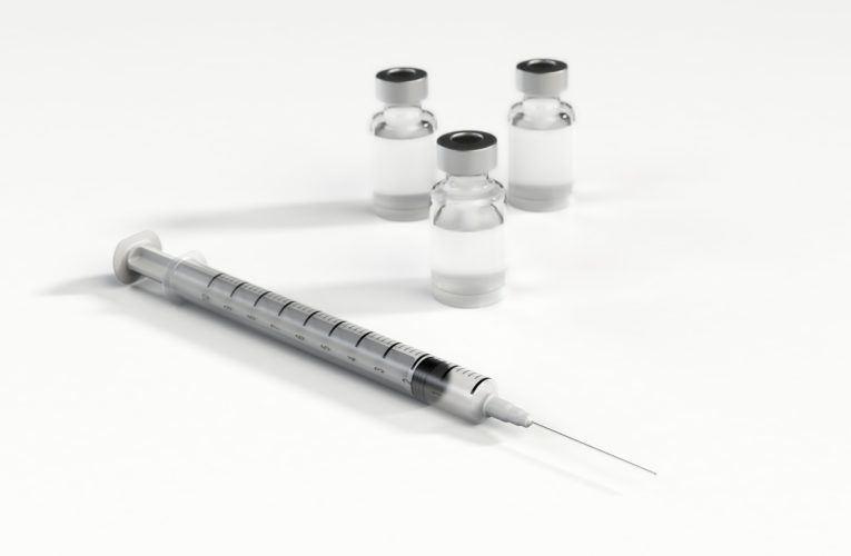 Firma AstraZeneca zwolniona z odpowiedzialności za działania niepożądane szczepionki przeciw koronawirusowi