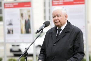 Jarosław Kaczyński zawiesił 14 posłów Prawa i ...