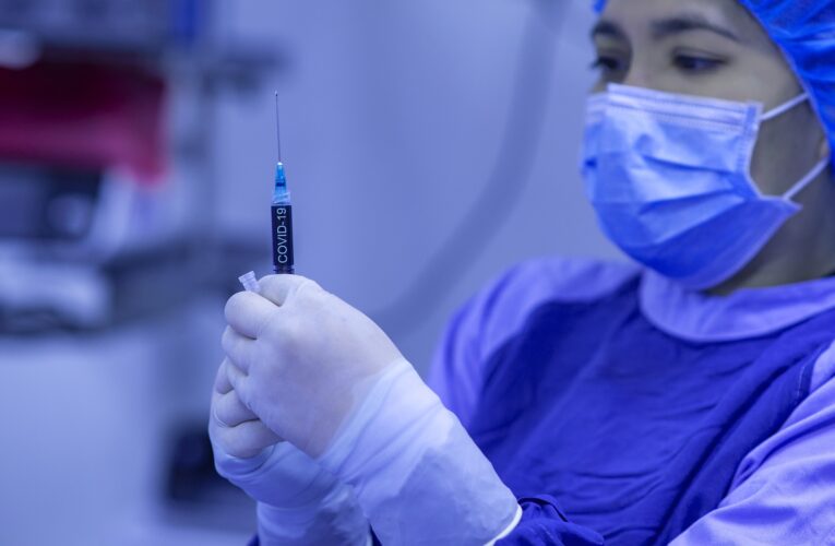 Koronawirus w Polsce. Lekarze i naukowcy ostrzegają przed szczepionkami