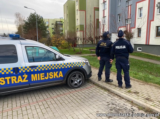 Policjanci wraz ze strażnikami miejskimi oraz żołnierzami wspierają służby sanitarne w czasie Covid-19