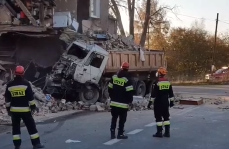 Piława Dolna: Ciężarówka wjechała w budynek [WIDEO]