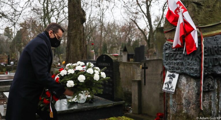 39. rocznica wprowadzenia stanu wojennego. Premier złożył hołd ofiarom wydarzeń grudnia 1981 r.