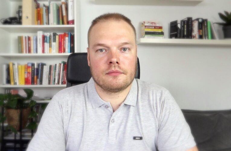 Lekarz Bartosz Fiałek apeluje do rządzących o zawieszenie wypłat 500 plus