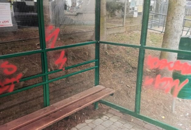 Medyka: 66-latka odpowie za zniszczenie dwóch przystanków autobusowych