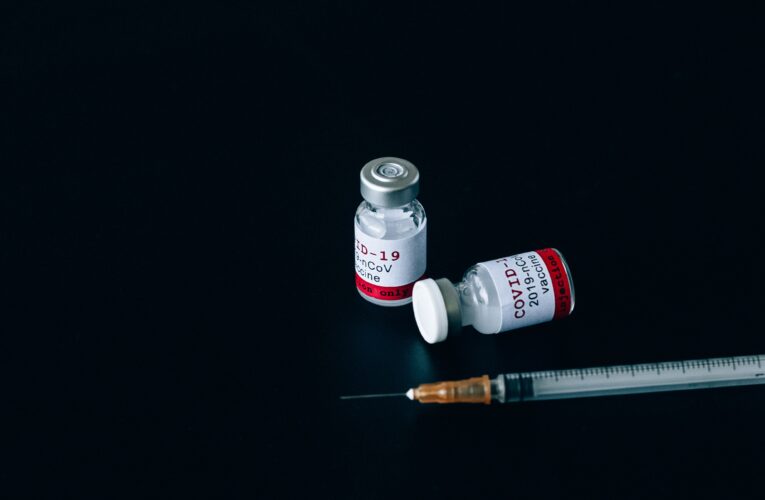 Europejska Agencja Leków o szczepionce AstraZeneca: Możliwe powiązanie z rzadkimi przypadkami zakrzepów