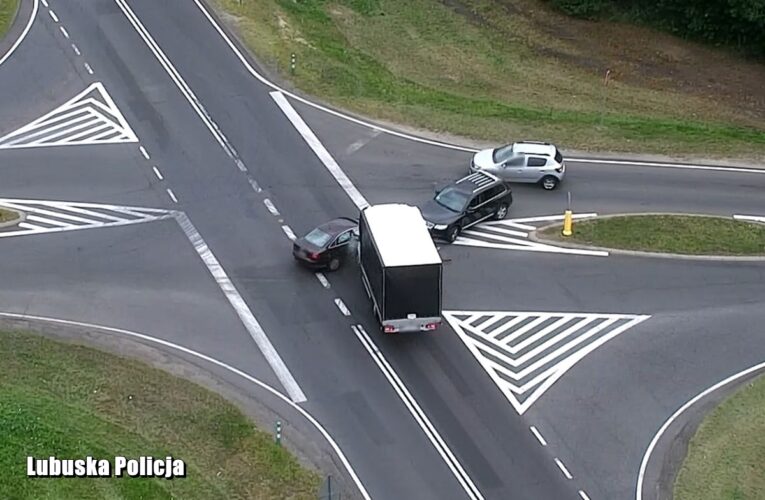 Policyjny dron zarejestrował wypadek drogowy [NAGRANIE W ARTYKULE]
