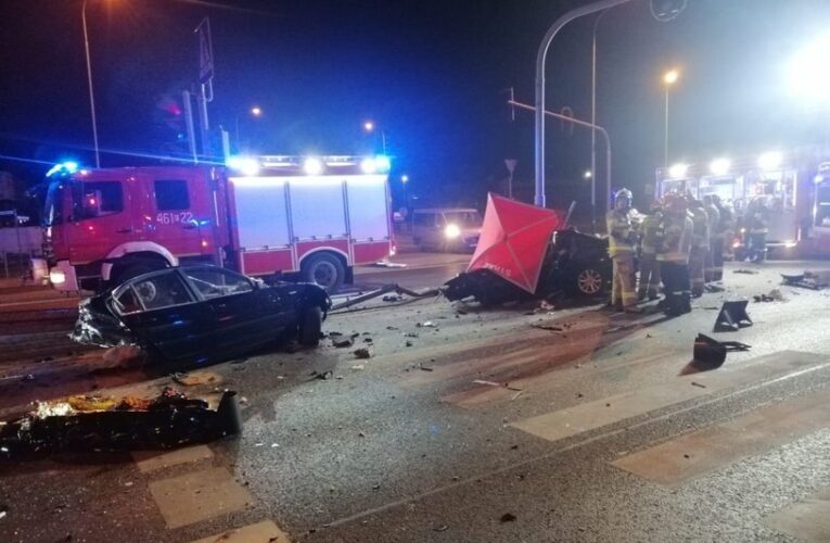 Tragiczny wypadek w Rzgowie. BMW uderzyło w latarnię, zginęły trzy osoby