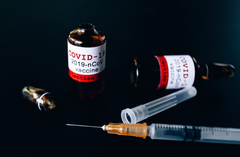 Trzecia dawka szczepionki przeciwko Covid-19 dla kolejnych grup. Rząd podał szczegóły