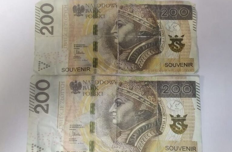 Zapłacił za zakupy banknotem z napisem „souvenir”