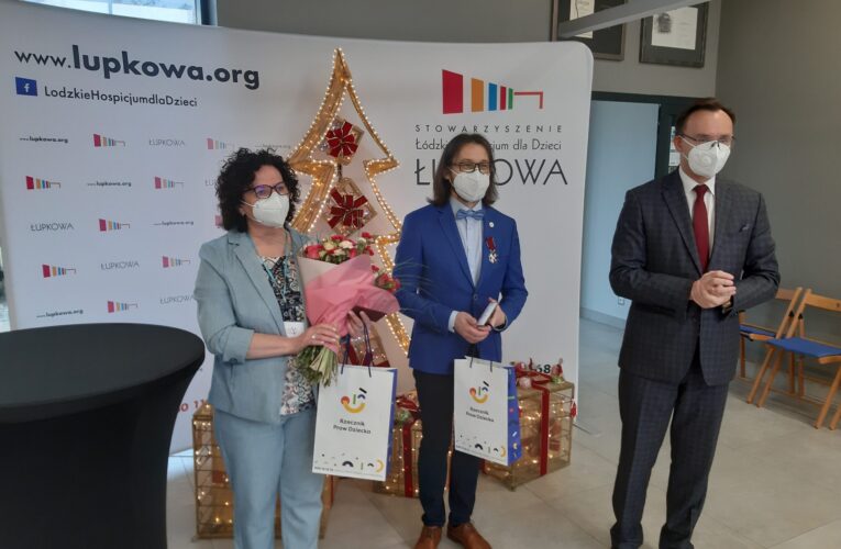 Rzecznik wręczył Srebrny Krzyż Zasługi prezesom Hospicjum dla Dzieci – Łupkowa