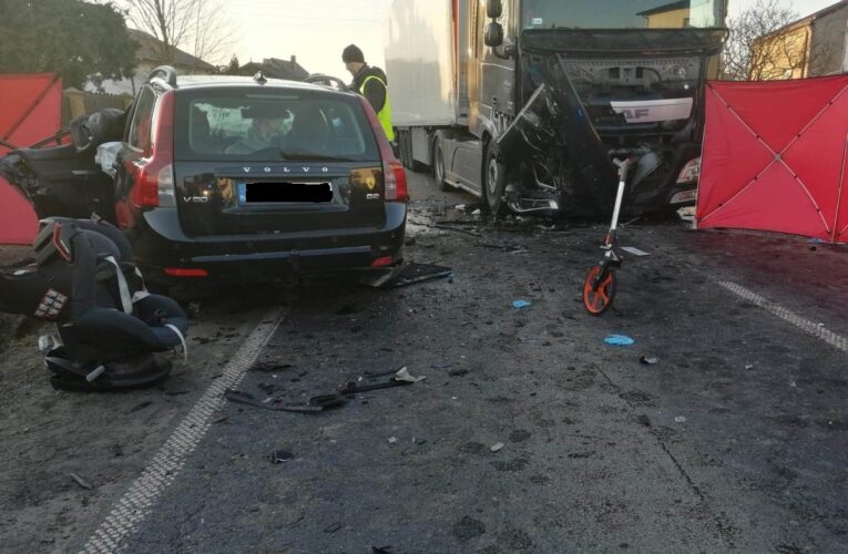 Tragiczny wypadek niedaleko Skierniewic. Nie żyje młoda kobieta i jej 2-letnie dziecko