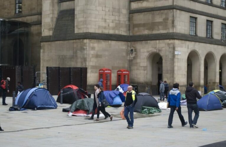 W Wielkiej Brytani ludzie tracą swoje domy i zmuszeni są spać w namiotach