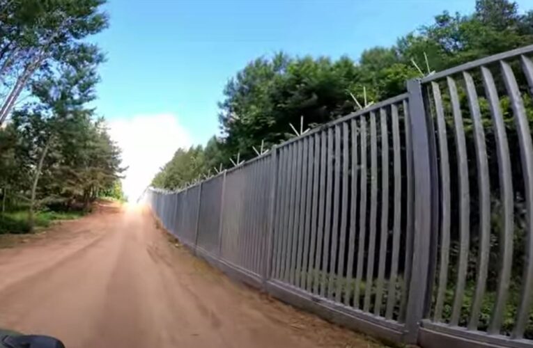 Zakończenie prac przy budowie bariery fizycznej na granicy polsko-białoruskiej [NAGRANIE W ARTYKULE]