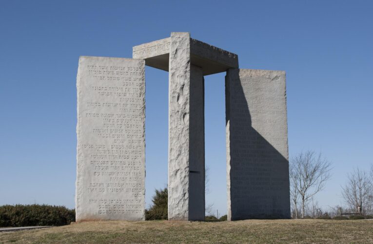 Georgia Guidestones – Kamienne Stonehenge Ameryki – ZNISZCZONE